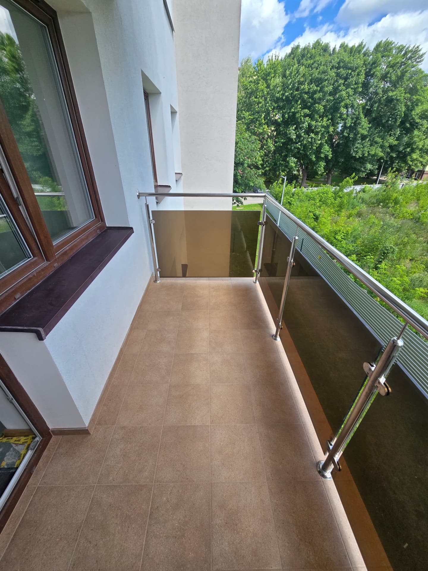 Balkon po ułożeniu płytek — ujęcie 1
