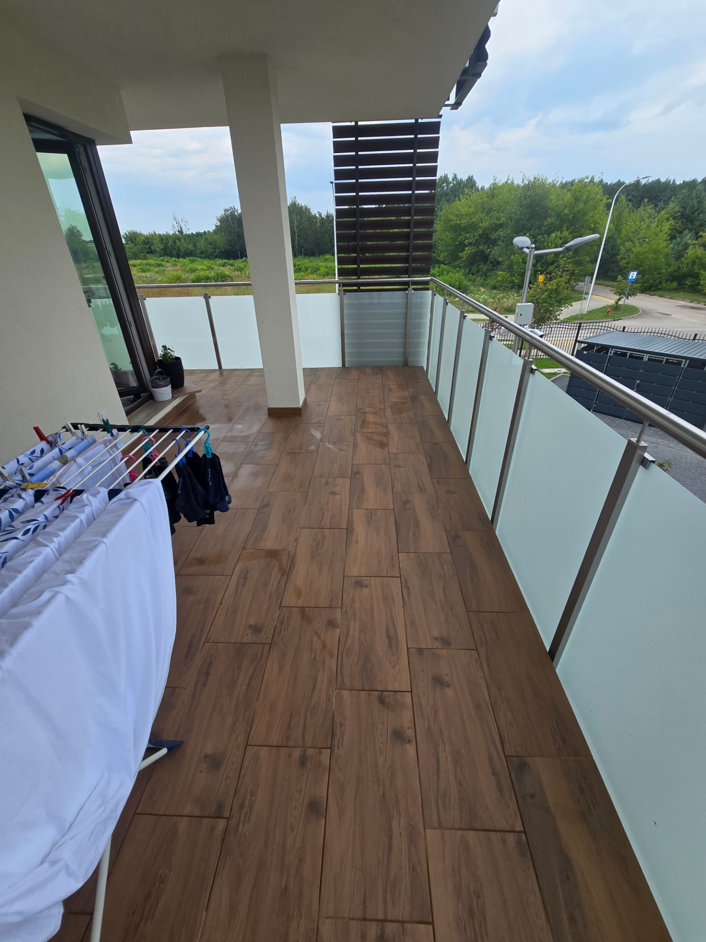 Balkon po ułożeniu płytek drewnopodobnych — ujęcie 1