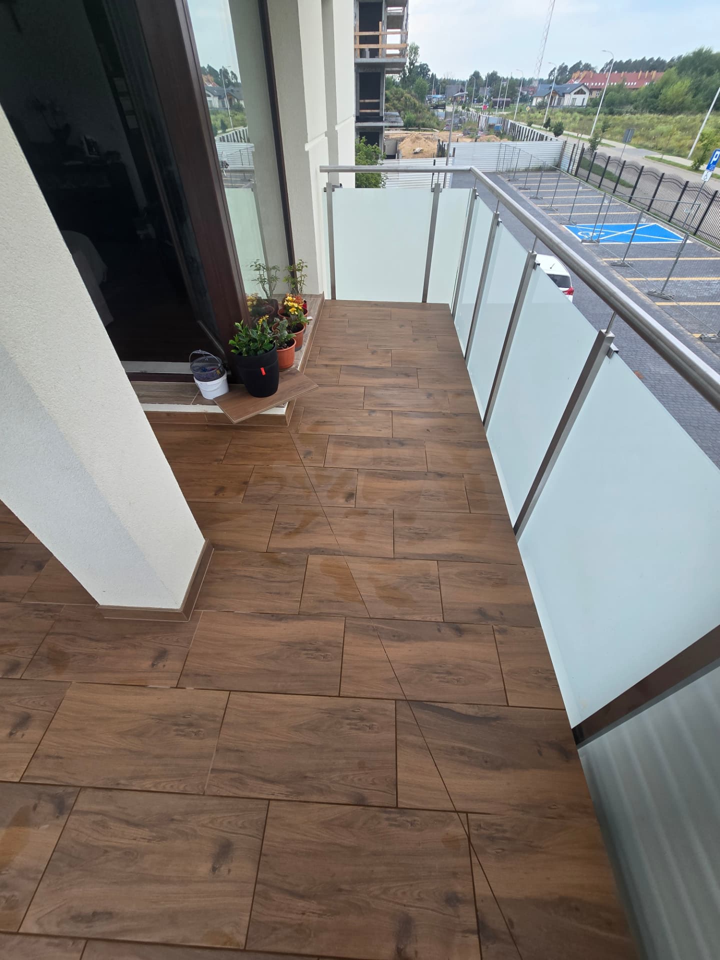 Balkon po ułożeniu płytek drewnopodobnych — ujęcie 2