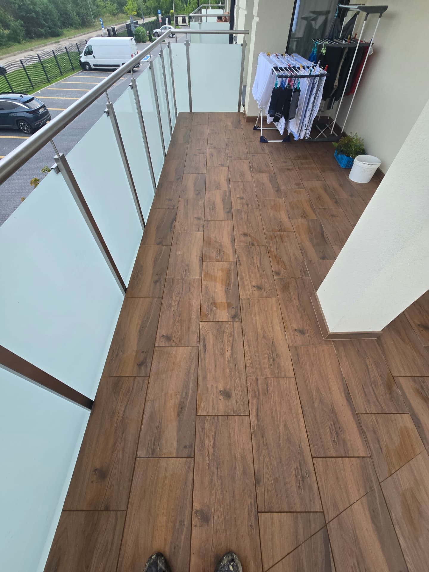 Balkon po ułożeniu płytek drewnopodobnych — ujęcie 3