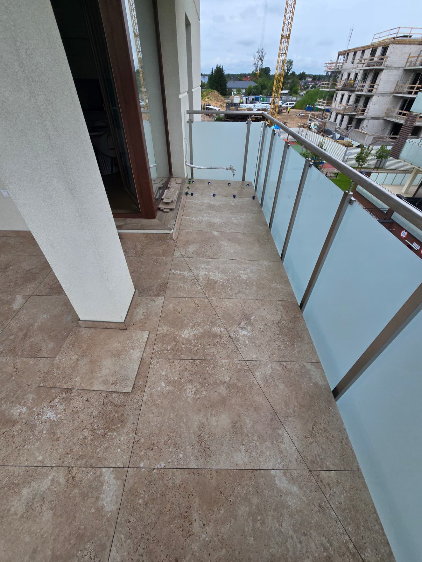 Balkon przed zmianą płytek — ujęcie 1